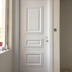 درب داخلی سفید کلاسیک مدل قاب برجسته | خرید درب اتاق شیک با رنگ سفید از فانوس دیزاین