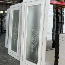 درب اتاقی کلاسیک سفید با شیشه طرح‌دار حکاکی‌شده