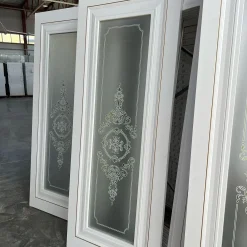 Classic white room door with engraved 4 | فانوس دیزاین تولید کننده انواع درب اتاق ، ضد سرقت، درب ورودی و ضد آل