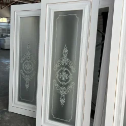 Classic white room door with engraved 5 | فانوس دیزاین تولید کننده انواع درب اتاق ، ضد سرقت، درب ورودی و ضد آل