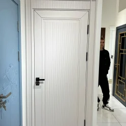 درب اتاقی کلاسیک سفید با شیار عمودی و تاج دکوراتیو