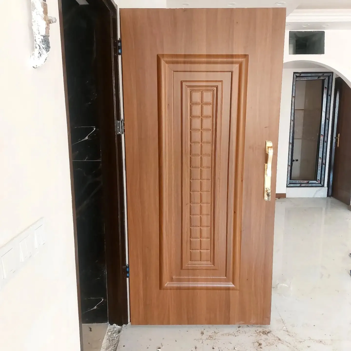 درب چوبی کلاسیک مدل آتریا با پنل برجسته کد 30397 2 درب چوبی کلاسیک مدل آتریا با پنل برجسته و دستگیره عمودی کد 30397