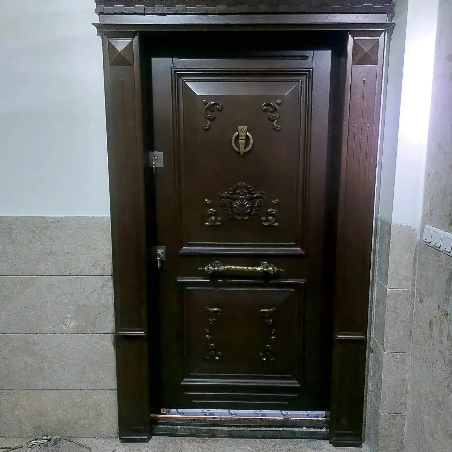درب ضد سرقت کلاسیک منبتکاری شده با دستگیره و کوبه برنجی کد 30399 2 درب چوبی کلاسیک منبتکاری شده با دستگیره و کوبه برنجی