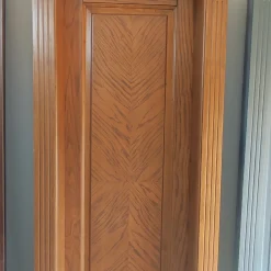 درب چوبی کلاسیک با تاج تزئینی | طراحی اصیل و لوکس از چوب طبیعی