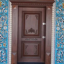 درب ورودی کلاسیک ضدسرقت تاجدار منبت با رنگ گردویی کد 30393 3 درب ورودی کلاسیک چوبی تاجدار