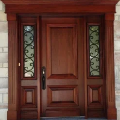 درب ورودی چوبی کلاسیک با پنل‌های شیشه‌ای و فرفورژه