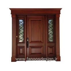 درب ورودی چوبی کلاسیک با پنل‌های شیشه‌ای و فرفورژه