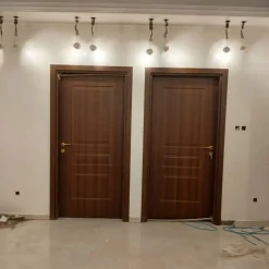 درب اتاقی چوبی کلاسیک طرح سه‌خطی با رنگ فندقی و دستگیره طلایی کد 30508