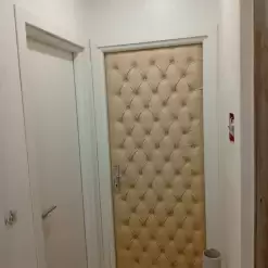 خرید درب آکوستیک چرمی کرم | درب عایق صدا با طراحی لوکس