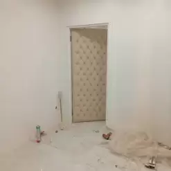 خرید درب آکوستیک چرمی کرم | درب عایق صدا با طراحی لوکس