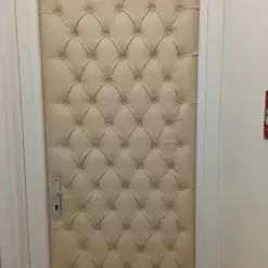 خرید درب آکوستیک چرمی کرم | درب عایق صدا با طراحی لوکس