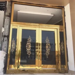 درب استیل طلایی چهار لنگه با شیشه مشکی طرح اسلیمی – مدل مدرن لوکس فانوس دیزاین