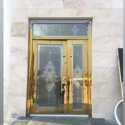 درب استیل طلایی با شیشه طرح‌دار لوکس | درب ورودی مدرن و مقاوم