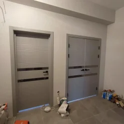 درب داخلی طوسی مدرن با نوار استیل افقی | مدل تک لنگه و دولنگه کد 30514