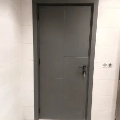 درب اتاقی خاکستری تیره مدرن با طراحی مینیمال و فریم همرنگ کد 30505