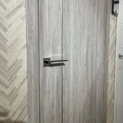 درب داخلی با بافت هندسی برجسته