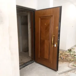 درب چوبی لوکس با طراحی پنل‌دار و فریم مشکی کد 30410