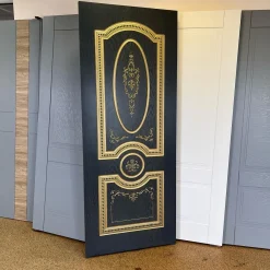 درب لوکس مشکی با تزئینات طلایی مدل کلاسیک سلطنتی کد 30567