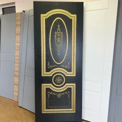 درب لوکس مشکی با تزئینات طلایی مدل کلاسیک سلطنتی کد 30567