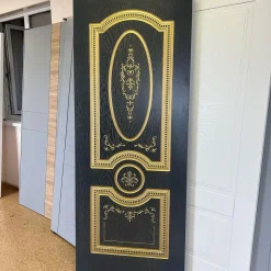 درب لوکس مشکی با تزئینات طلایی مدل کلاسیک سلطنتی کد 30567