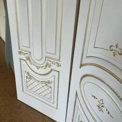 درب لوکس سفید با تزئینات طلایی مدل کلاسیک کد 30572 6 Luxury white door with gold decorations 1 1 | فانوس دیزاین تولید کننده انواع درب اتاق ، ضد سرقت، درب ورودی و ضد آل