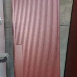 درب MDF طرح شیار‌دار عمودی | خرید درب مدرن قهوه‌ای از فانوس دیزاین