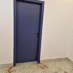 درب اتاقی رنگ آبی مات مدل مدرن با دستگیره مشکی کد 30426