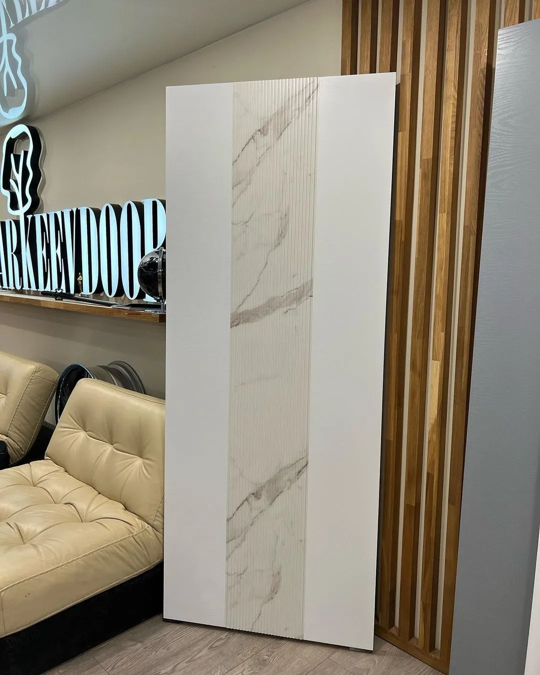 درب مدرن سفید با نوار سنگ مرمر کد 30550 2 درب مدرن سفید با نوار سنگ مرمر