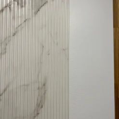 درب مدرن سفید با نوار سنگ مرمر کد 30550 5 Modern Markin model door with central textured strip 4 | فانوس دیزاین تولید کننده انواع درب اتاق ، ضد سرقت، درب ورودی و ضد آل