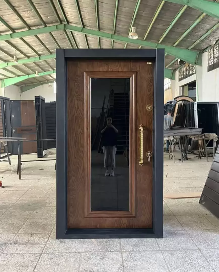 درب ضد سرقت ایرانی؛ امنیت، زیبایی و افتخار ساخت داخل 1 درب ضد سرقت مدرن ترکیب چوب و فلز با دستگیره طلایی