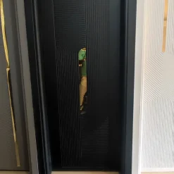 درب مشکی مدرن با طرح برجسته و نوار طلایی | طراحی خاص و لاکچری برای فضاهای لوکس