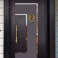 درب ورودی مدرن مشکی مدل هندسی با یراقآلات طلایی کد 30385 3 Modern black geometric front door with gold hardware 3 | فانوس دیزاین تولید کننده انواع درب اتاق ، ضد سرقت، درب ورودی و ضد آل