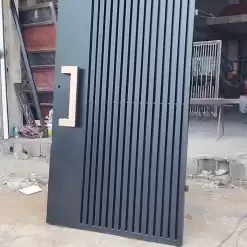 خرید درب حیاط آهنی مدرن مشکی | درب ورودی لوکس با دستگیره طلایی