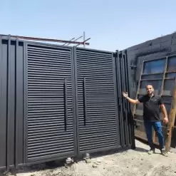 درب حیاط فلزی مدرن مشکی طرح کرکرهای - کد 30181 3 درب حیاط فلزی مدرن مشکی طرح کرکرهای - کد 30181