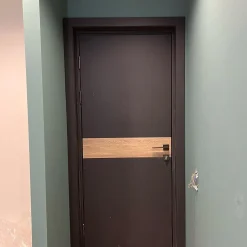 درب اتاقی مدرن مشکی با نوار طرح چوب افقی کد 30513 3 Modern black room door 2 1 | فانوس دیزاین تولید کننده انواع درب اتاق ، ضد سرقت، درب ورودی و ضد آل