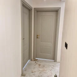 درب اتاقی کرم مدرن با خطوط برجسته و دستگیره طلایی کد 30503