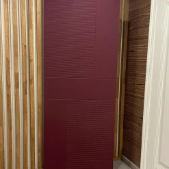 درب مدرن زرشکی شیاردار کد 30654 11 Modern crimson door 1 | فانوس دیزاین تولید کننده انواع درب اتاق ، ضد سرقت، درب ورودی و ضد آل