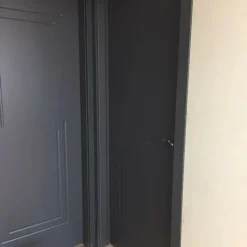 درب داخلی تیره مدرن MDF با طرح مینیمال | خرید درب اتاق مدرن از فانوس دیزاین