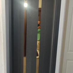 درب طوسی تیره مدرن با نوار طلایی | طراحی خاص برای دکوراسیون‌های لوکس