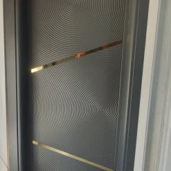 درب طوسی تیره مدرن با نوار طلایی | طراحی خاص و لوکس با طرح دایره‌ای CNC