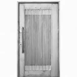 درب حیاط آهنی مدرن طوسی تیره با طرح کرکره‌ای عمودی