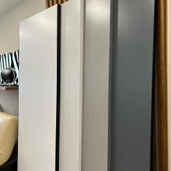 درب مدرن چهار رنگ | پنل عمودی سفید تا خاکستری کد 30585 6 کدام جنس درب داخلی دوام بیشتری دارد؟ راهنمای خرید درب MDF، PVC و HDF