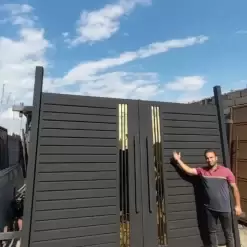 درب حیاط مدرن دو لنگه با رنگ مشکی مات و طرح طلایی | تولید درب فلزی لوکس فانووس دیزاین