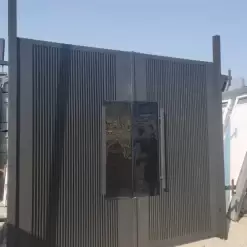 درب حیاط آهنی مدرن دو لنگه طرح کرکرهای با شیشه مشکی وسط - کد 30172 3 درب حیاط آهنی مدرن دو لنگه طرح کرکرهای با شیشه مشکی وسط - کد 30172