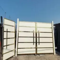 درب حیاط آهنی مدرن دو لنگه سفید طلایی | مدل لوکس ویلا و ساختمان مدرن - کد 30174