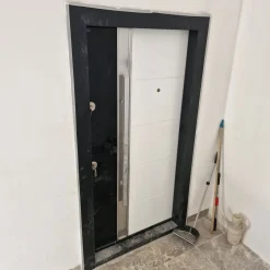 درب ورودی مدرن مدل بلانکو با قاب مشکی و دسته عمودی کد 30422 3 درب ورودی مدرن مدل بلانکو با قاب مشکی و دسته عمودی کد 30422
