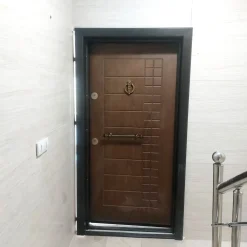 درب ضد سرقت مدرن مدل هندسی با دستگیره فلزی و کوبه دایره‌ای