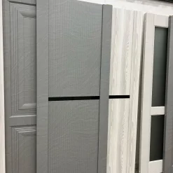 درب MDF خاکستری مدرن با شیار مشکی افقی