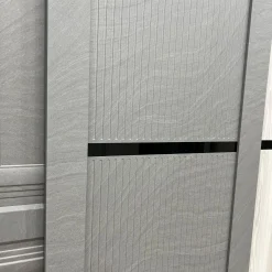 درب MDF خاکستری مدرن با شیار مشکی افقی