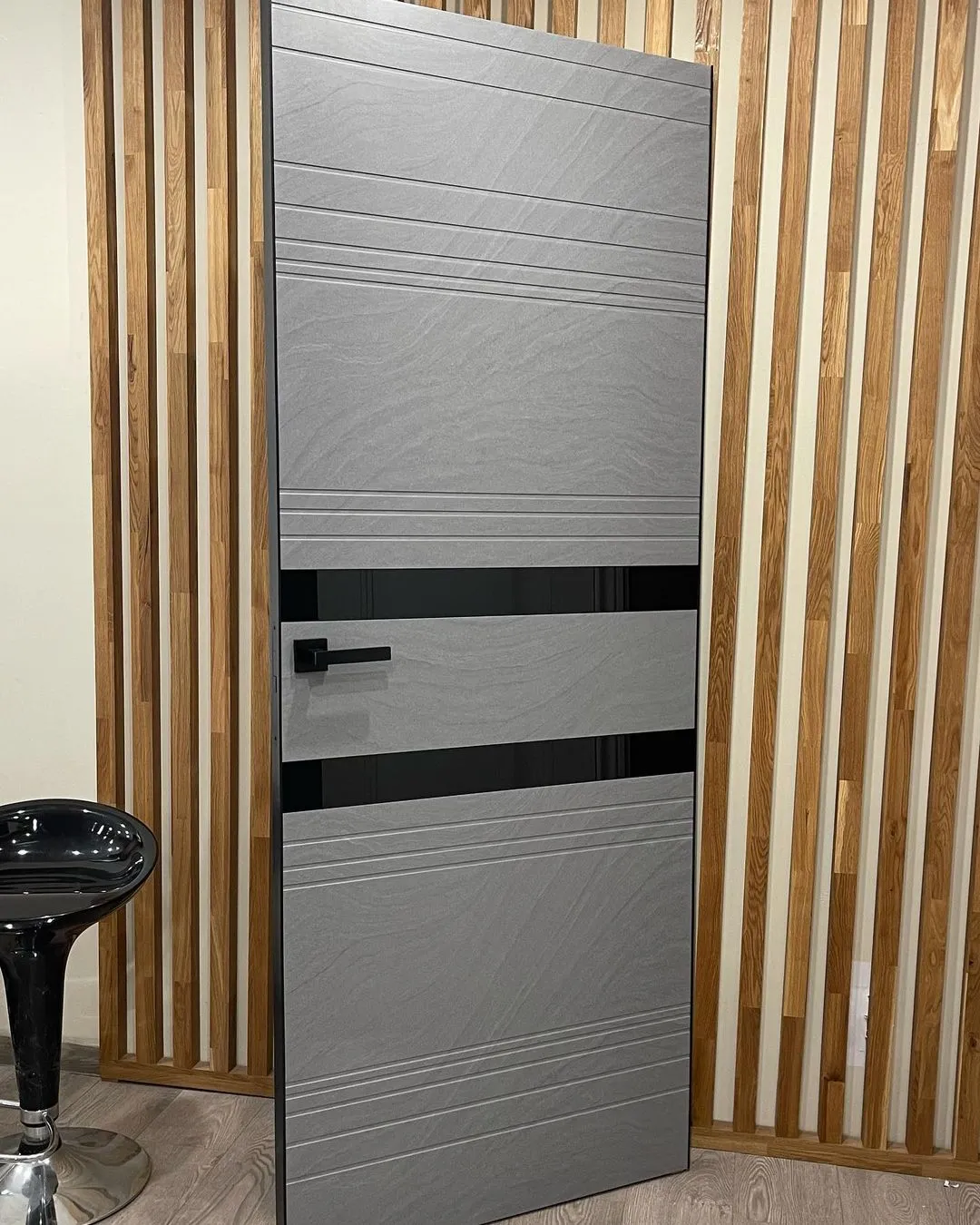 درب مدرن طوسی با نوار شیشه مشکی کد 30661 14 درب مدرن طوسی با نوار شیشه مشکی کد 30661